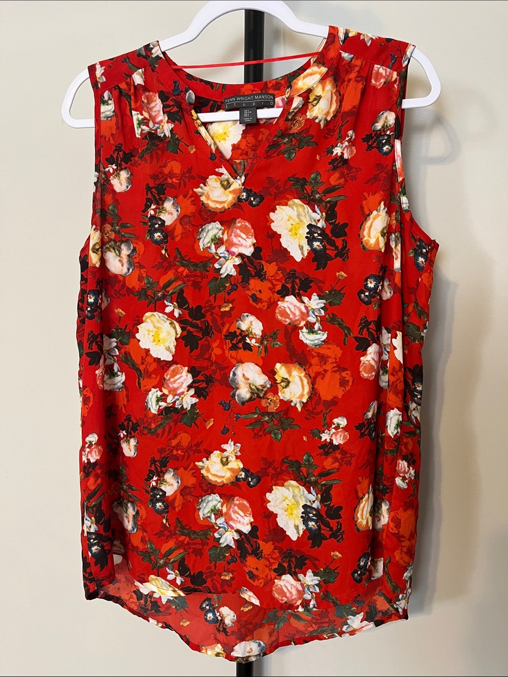3/$30 Fenn Wright Manson Red Floral Roses Sleeveless V-Neck Blouse Large